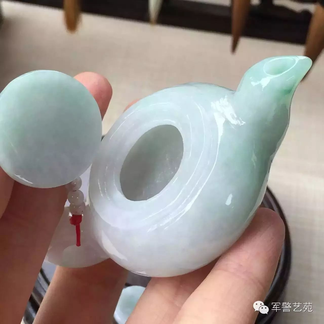 蜜蠟黃白花是啥料_蜜蠟是帶白花好還是純黃好_白花蜜蠟和黃蜜蠟哪個好