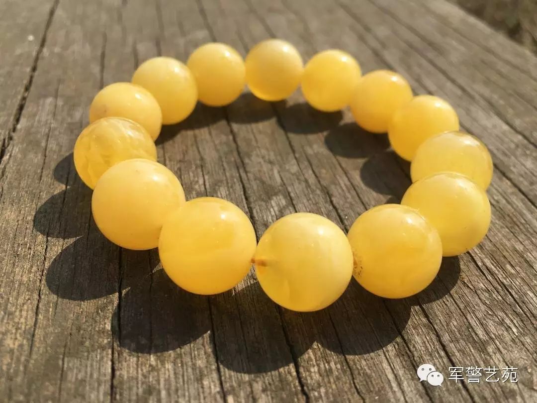 蜜蠟黃白花是啥料_蜜蠟是帶白花好還是純黃好_白花蜜蠟和黃蜜蠟哪個好