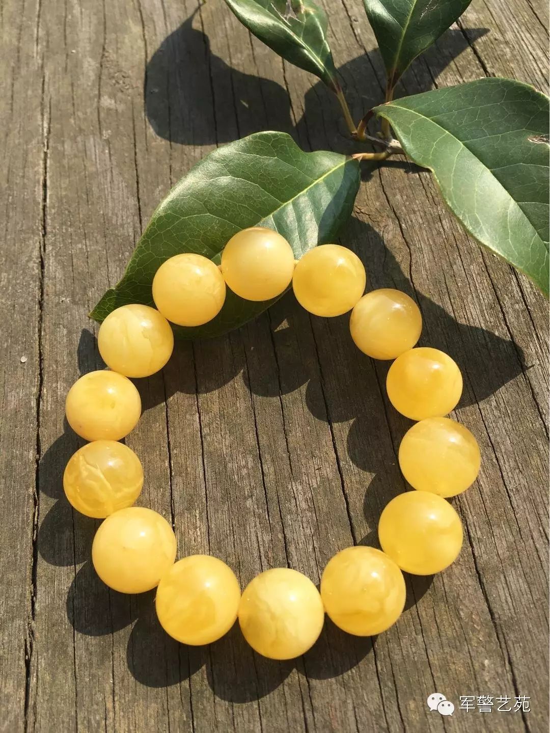 白花蜜蠟和黃蜜蠟哪個好_蜜蠟黃白花是啥料_蜜蠟是帶白花好還是純黃好