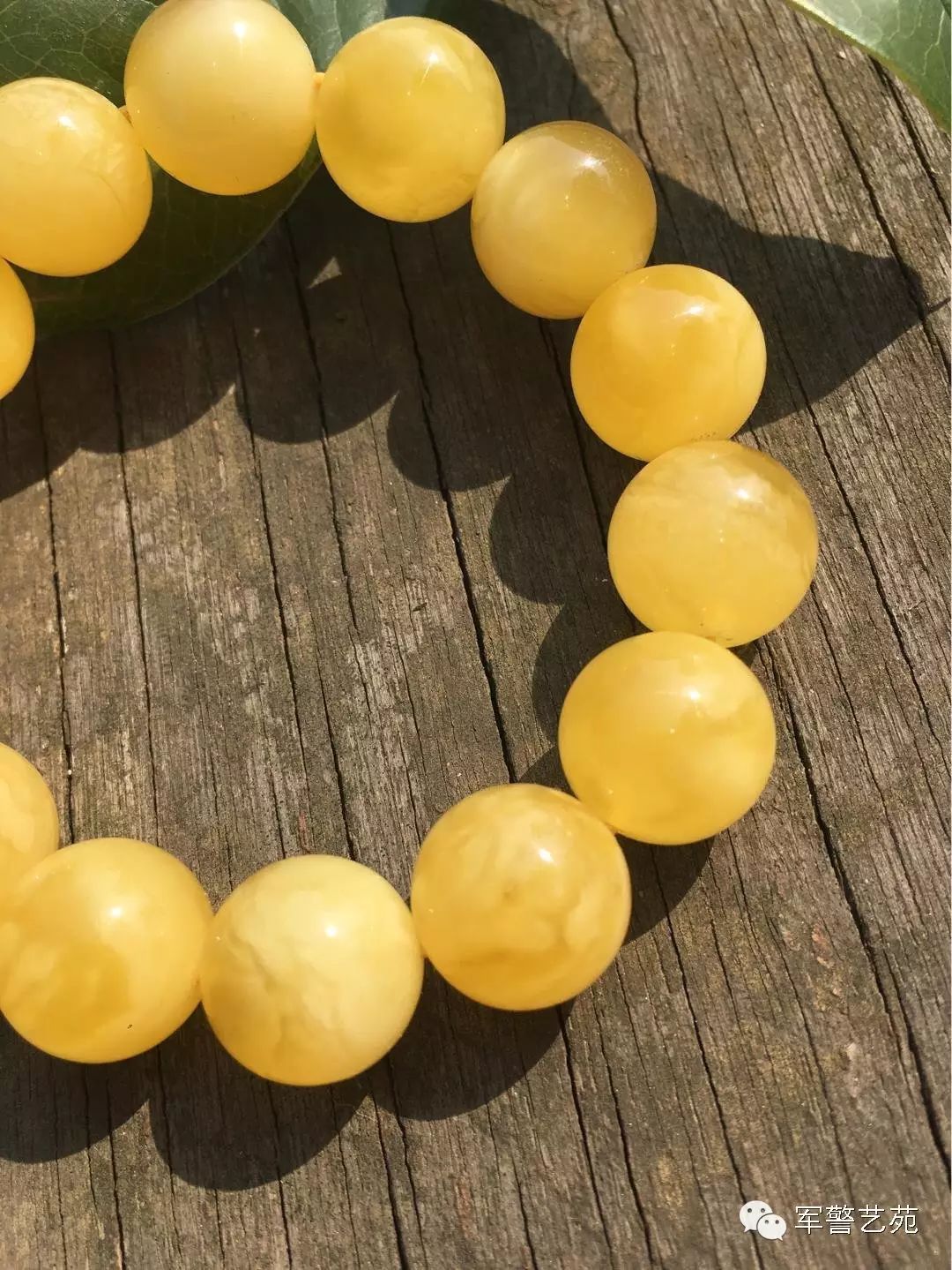 蜜蠟黃白花是啥料_蜜蠟是帶白花好還是純黃好_白花蜜蠟和黃蜜蠟哪個好