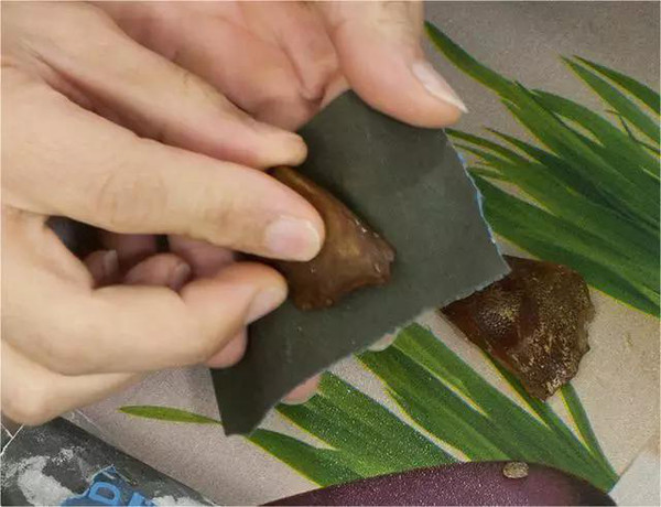 蜜蠟是石頭嗎_蜜蠟和石頭有什么區別_石蜜蠟手鏈值錢嗎