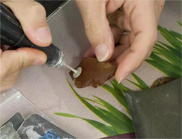 蜜蠟是石頭嗎_蜜蠟和石頭有什么區別_石蜜蠟手鏈值錢嗎