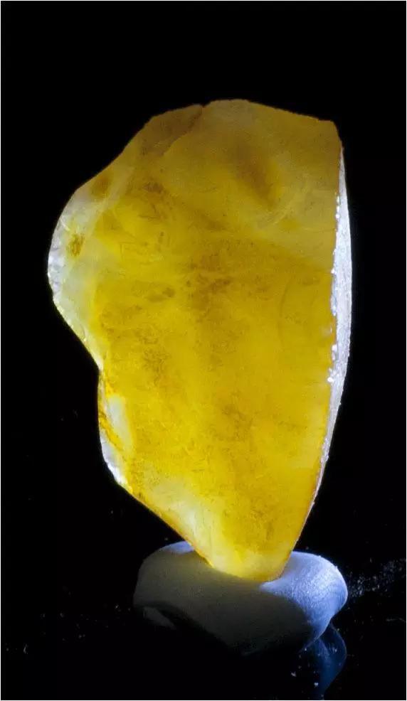 蜜蠟和石頭有什么區別_蜜蠟是石頭嗎_石蜜蠟手鏈值錢嗎