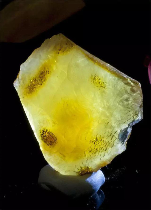 蜜蠟是石頭嗎_蜜蠟和石頭有什么區別_石蜜蠟手鏈值錢嗎