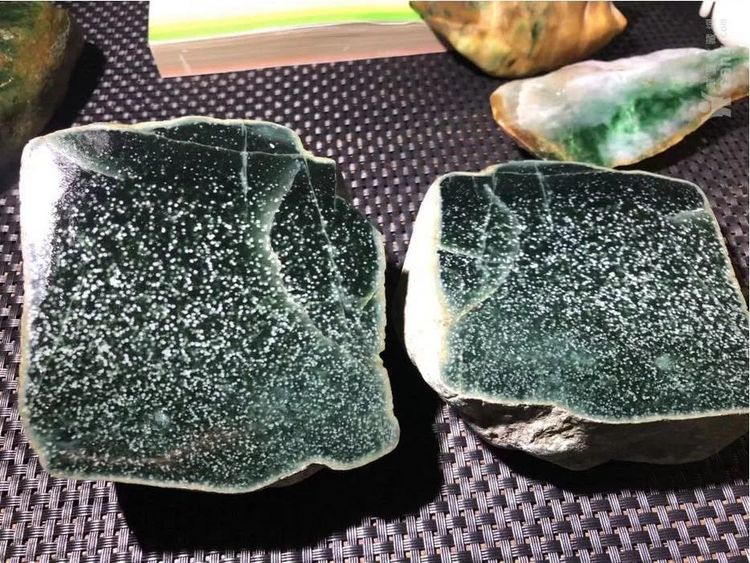 翡翠原石冰種介紹_怎么雕刻翡翠原石冰種_翡翠雕刻原石冰種值錢嗎