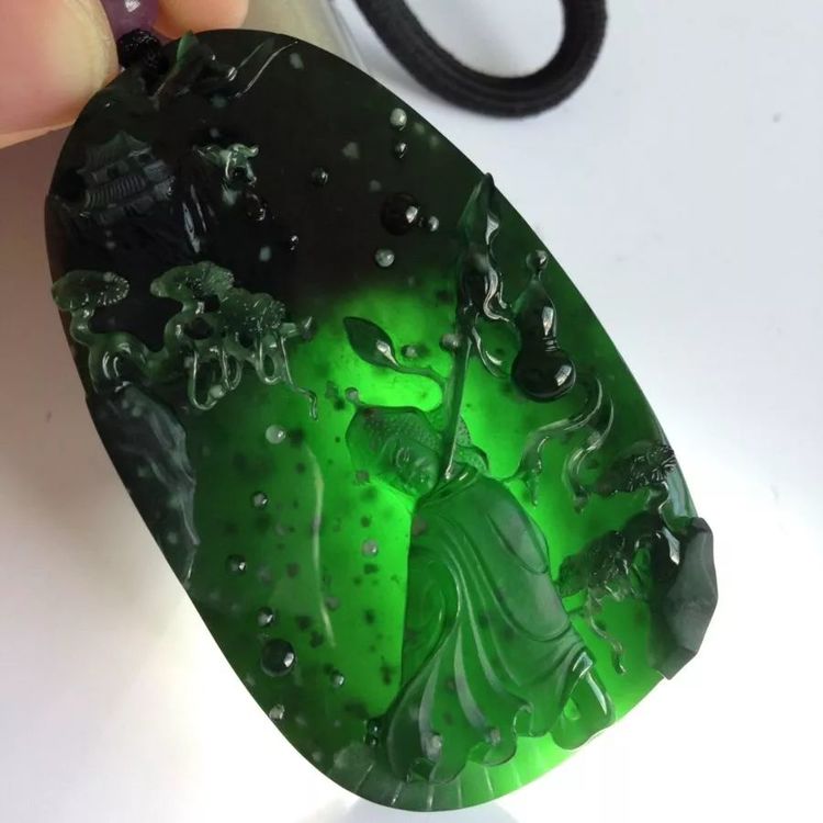 怎么雕刻翡翠原石冰種_翡翠原石冰種介紹_翡翠雕刻原石冰種值錢嗎