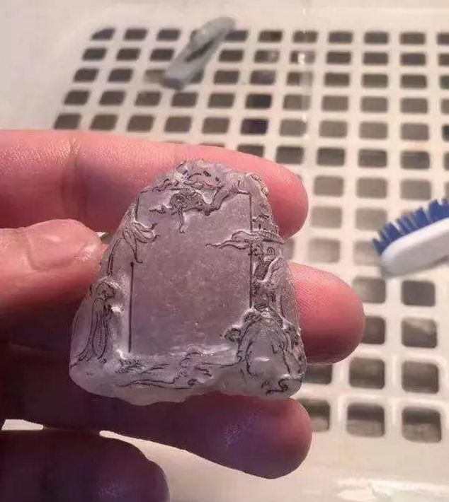 翡翠雕刻原石冰種值錢嗎_翡翠原石冰種介紹_怎么雕刻翡翠原石冰種