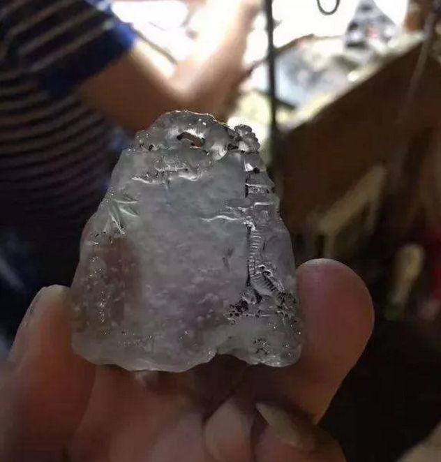 翡翠雕刻原石冰種值錢嗎_怎么雕刻翡翠原石冰種_翡翠原石冰種介紹