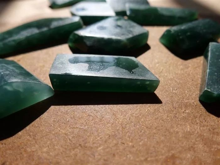 怎么雕刻翡翠原石冰種_翡翠雕刻原石冰種值錢嗎_翡翠原石冰種介紹