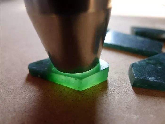 怎么雕刻翡翠原石冰種_翡翠原石冰種介紹_翡翠雕刻原石冰種值錢嗎