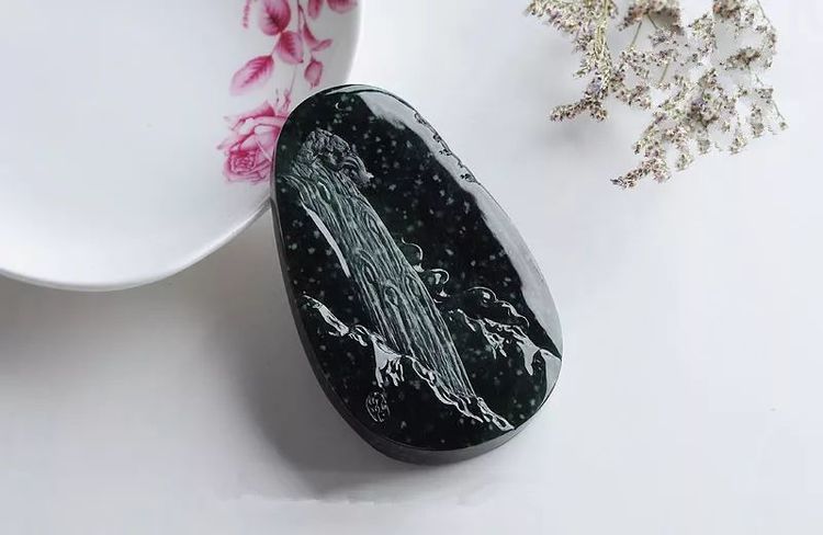 怎么雕刻翡翠原石冰種_翡翠原石冰種介紹_翡翠雕刻原石冰種值錢嗎