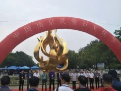 【奇石】這塊靈璧石身價(jià)888萬，其色如墨玉，石質(zhì)堅(jiān)錚，輕輕敲打會發(fā)出不同音階的聲音