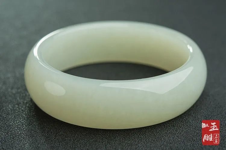 和田玉錢(qián)袋吊墜價(jià)格_和田玉雕一下多少錢(qián)_和田玉玉錢(qián)袋圖片