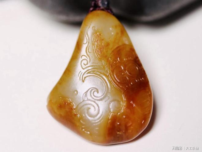 和田玉紅皮籽料帶雕刻的貴嗎_紅皮和田玉籽料掛件值錢嗎_帶紅皮的和田玉多少錢