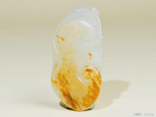 和田玉紅皮籽料帶雕刻的貴嗎_帶紅皮的和田玉多少錢_紅皮和田玉籽料掛件值錢嗎