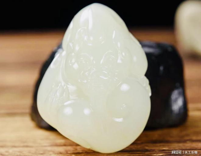 帶紅皮的和田玉多少錢_和田玉紅皮籽料帶雕刻的貴嗎_紅皮和田玉籽料掛件值錢嗎