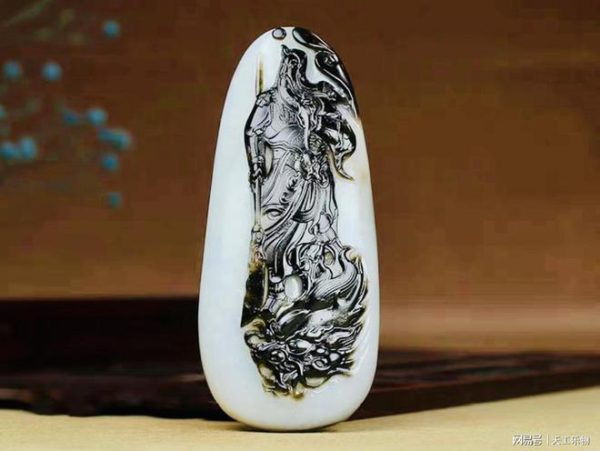 紅皮和田玉籽料掛件值錢嗎_帶紅皮的和田玉多少錢_和田玉紅皮籽料帶雕刻的貴嗎