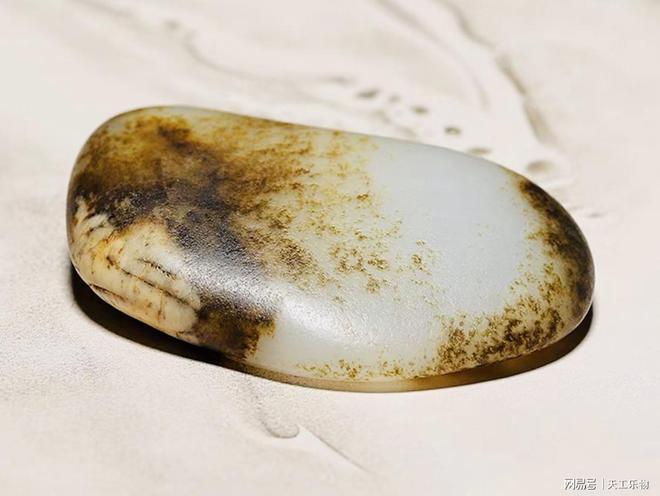 紅皮和田玉籽料掛件值錢嗎_和田玉紅皮籽料帶雕刻的貴嗎_帶紅皮的和田玉多少錢