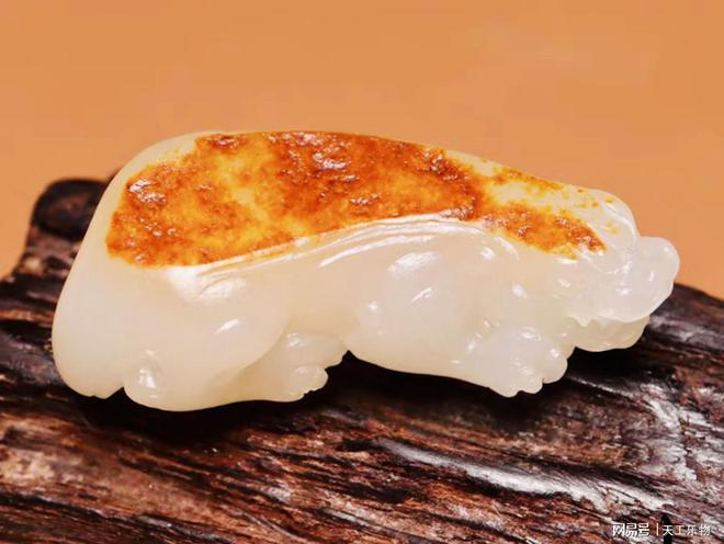 和田玉紅皮籽料帶雕刻的貴嗎_帶紅皮的和田玉多少錢_紅皮和田玉籽料掛件值錢嗎
