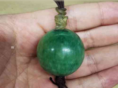 “金猴獻瑞翡翠雕件深層文化內涵與寓意解析”